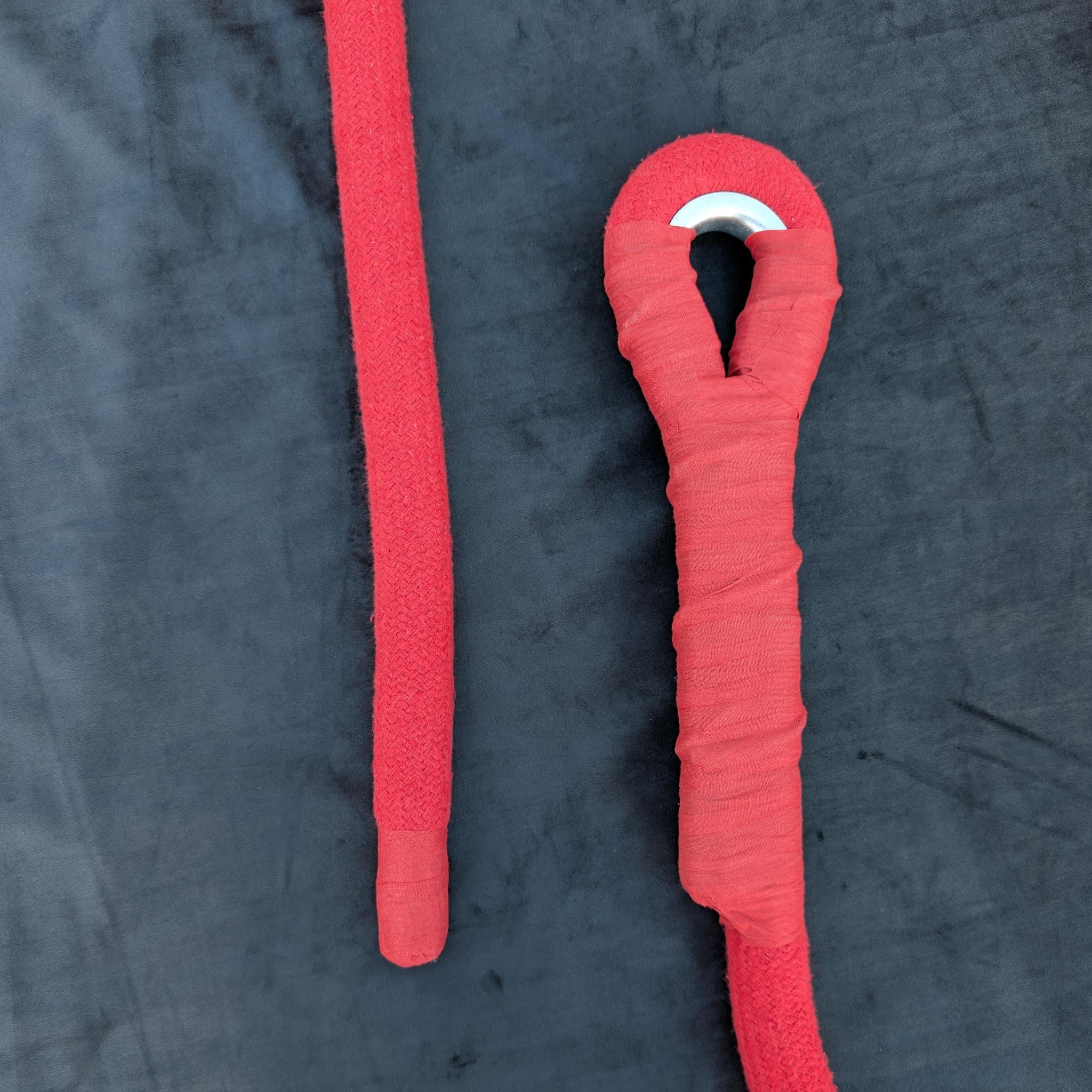 Corde lisse aerial rope laid out flat, showing the 32 mm rope beside its whipped spliced eye