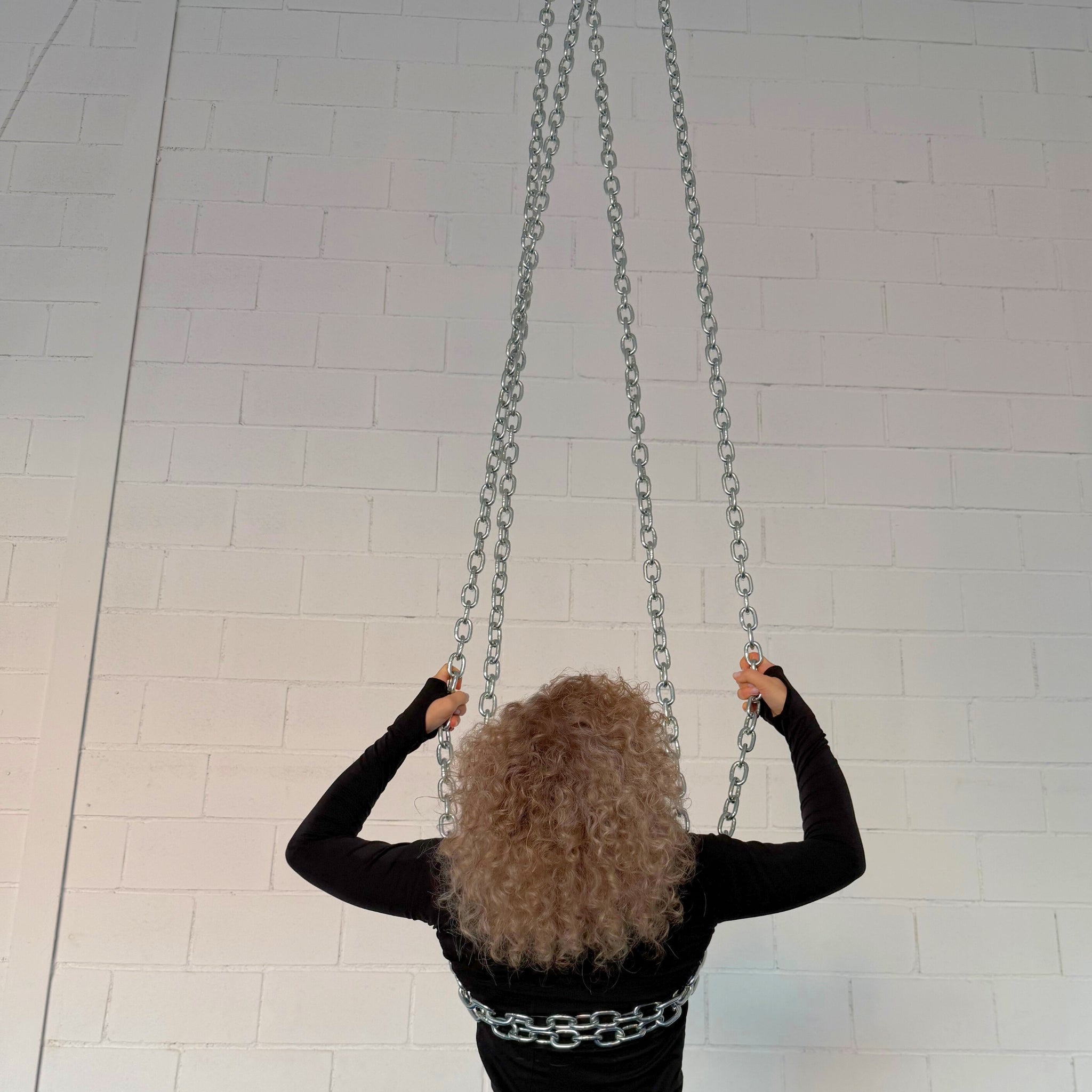 Aerial chains for chain acts and performance, adjustable length
